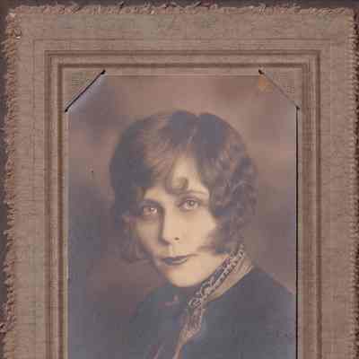 Edith Pauline (Davis) Kerr [1906-1992]: See WEB LINKS to DOWNLOAD high-resolution image.