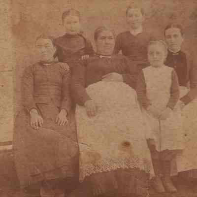 Mary Jane (Henderson) Wright with five of her daughters