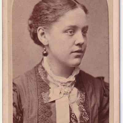 Pauley-Thompson Album, Photo 16 - Lillian (Robbins) Harrah [1859-1928]: See WEB LINKS to DOWNLOAD high-resolution image.