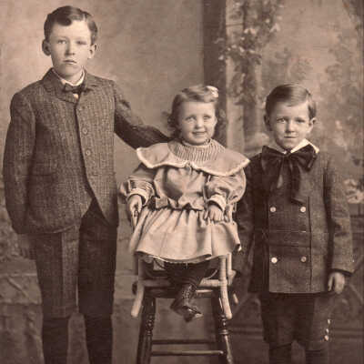 Harvey Call Thompson and Anna May (Morris) Thompson family