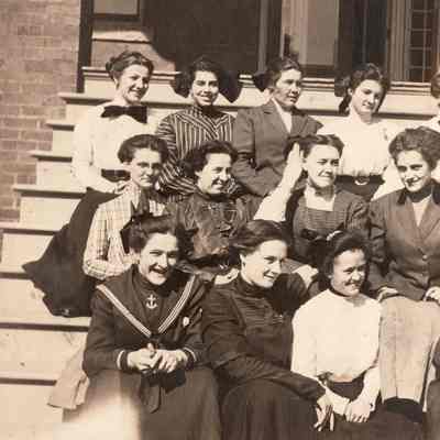 Walton Hall dormitory residents, Waynesburg College, 1911