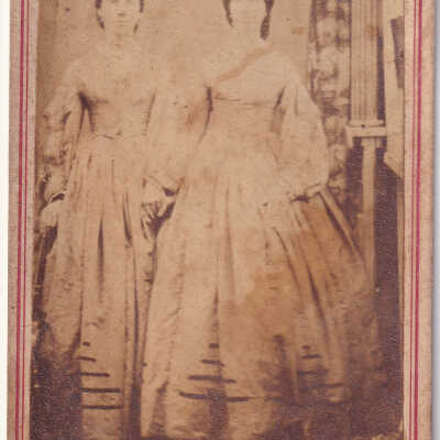 Willis-Nutt Album, Photo 01 - Kelly women