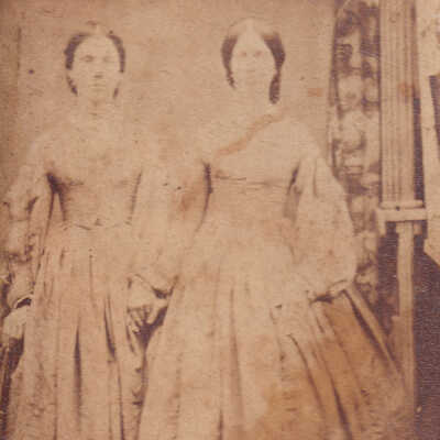 Willis-Nutt Album, Photo 01 - Kelly women