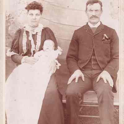 Vance-McFarland Album 02, Photo 02 - Amos Seymour Brewer [1868-1937] and Olive (Rose) Brewer [1872-1932] family: See WEB LINKS to DOWNLOAD high-resolution image.