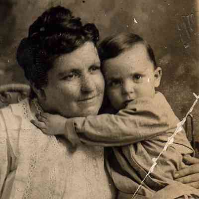 Elizabeth Rush (Myers) Crayne holding her son Allan Hill Crayne