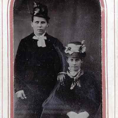 Vance-McFarland Album 03, Photo 13 - Lozann (Vance) Stillwell [1863-1927] and Unidentified