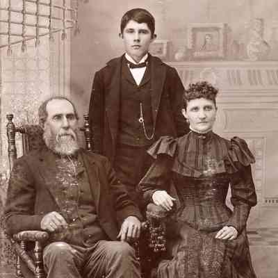 Isaac Bell Crayne and Alice (Dowell) Crayne with their son Stephen Howard Crayne