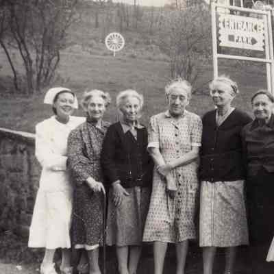 Elizabeth Cosgray Minor [1864-1951] [Third from left]