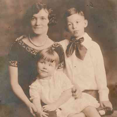 Ada Swan (Hibbs) Markle with her children
