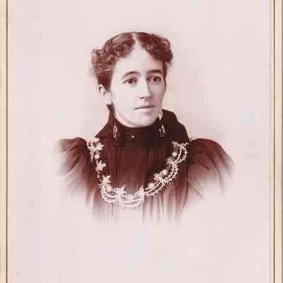 Phelan-Walker Album, Photo 13 - Lydia Lee (Evans) Hoge [1856-1900]: See WEB LINKS to DOWNLOAD high-resolution image.