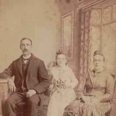 George Moore and Sarah (Scott) Moore with their daughter, Edna Irene (Moore) Scott