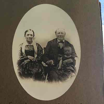 Francis Lazear with Mary (Crow) Lazear and grandson William