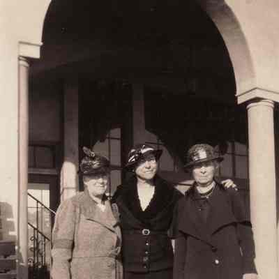 Elizabeth Cosgray Minor [1864-1951], Harriet Craft (Miller) Minor [1865-1937], Olive Hays