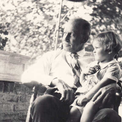 Robert Luther Hoskinson with his granddaughter Peggy Louise Baily