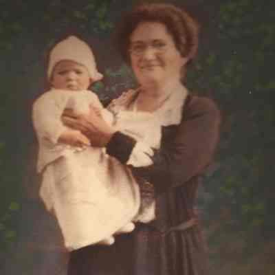Mary Magdalene "Linnie" (Stone) McKee holding unidentified infant