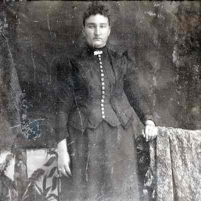 Vance-McFarland Album 02, Photo 17 - Sarepta McFarland [1873-1949]