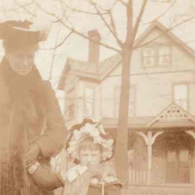 Harriet Craft (Miller) Minor [1865-1937] and unidentified child