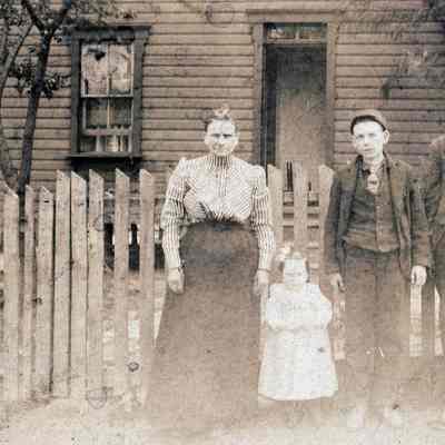 Believed to be Oliver Jeremiah Price and Josephine (Minor) Price family