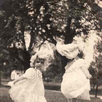 Elizabeth Nan (Hewitt) Jones [1905-1994] and Ruth Georgene (Hewitt) Herriott [1903-1986]
