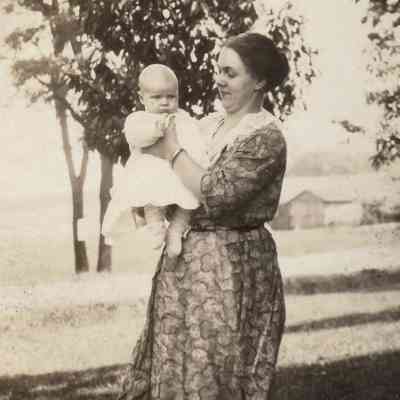Eula Mae (Baker) Cook [1901-1994] holding unidentified child