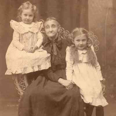 Lucy Beach (Elms) Dille, Mrs. Moore, Sarah Virginia (Elms) Simpson