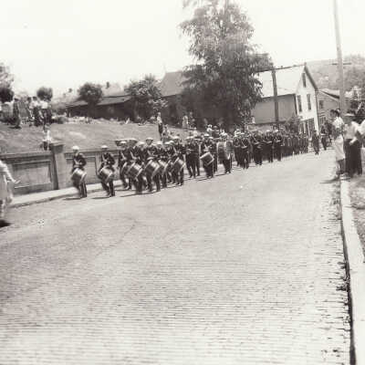 Parade headed into Green Mount Cemetery on Morris Street