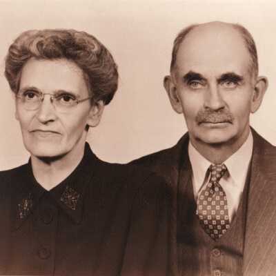 James Elmer Dinsmore [1885-1965] and his wife, Nora Jane (Headley) Dinsmore [1886-1976]
