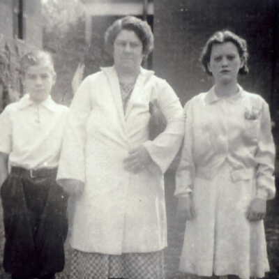 Nellie Mae (Rush) Staggers with her children