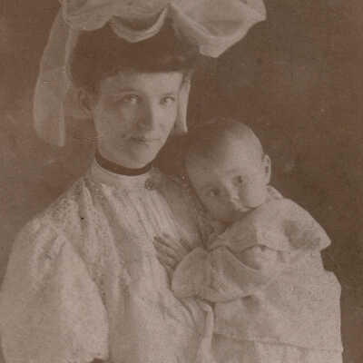 Ruth Ann (Swan) Brosius holding her daughter Marion (Brosius) Berrehsem