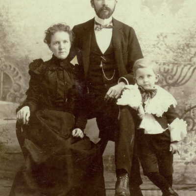 George Brinton McClellan Jacobs and Ina Luella (Maxwell) Jacobs with their son