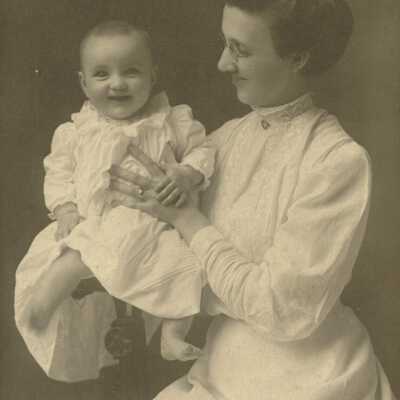 Edna Claudia (Barmore) Gregg [1875-1954] holding her daughter Elizabeth Claudia Gregg