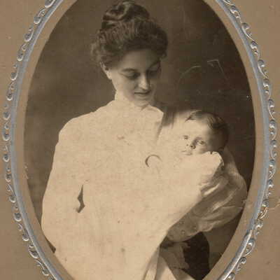 Margaret Leah (Hoge) Crago holding her daughter Leah Abigail (Crago) Waddell