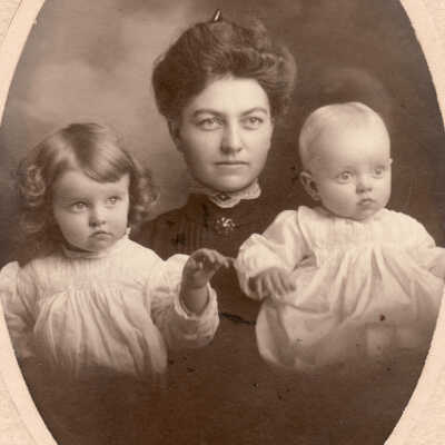 Margaret Leah (Hoge) Crago holding her children Leah Abigail (Crago) Waddell and John Hughes Crago