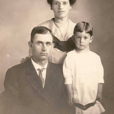 James Elmer Dinsmore, his wife, Nora Jane (Headley) Dinsmore, and their son, Robert Franklin Dinsmore