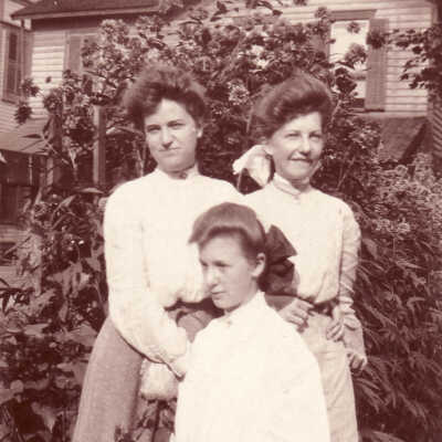 Kate McBeth (Simpson) Merrick [back, left]