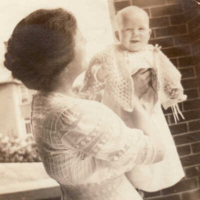 Margaret Bell "Madge" (Miller) Scott with daughter Jane Frances Miller (Scott) Sayers