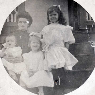 Lucretia (Milliken) Rinehart [1881-1908] with her children