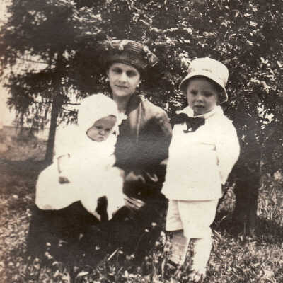 Ella May (Watson) Throckmorton with her children