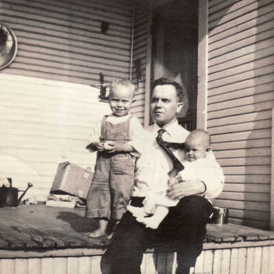 Robert Lawrence Throckmorton Sr. holding his children
