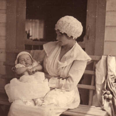 Ida (Rinehart) Woodruff holding her daughter, Aliff (Woodruff) (Carpenter) Anderson