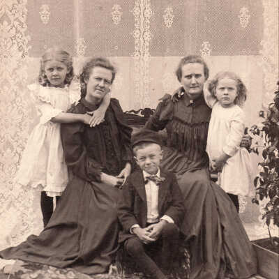 Daughters and Grandchildren of Hugh Smith and Mary Ellen Lemley
