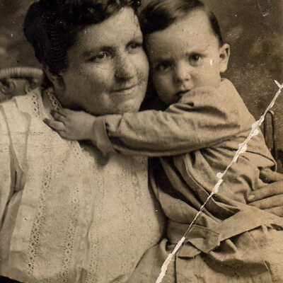Elizabeth Rush (Myers) Crayne holding her son Allan Hill Crayne