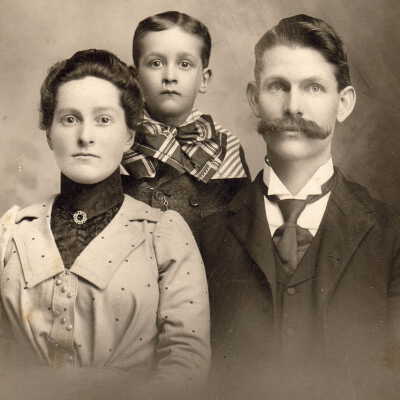 Thomas F. Spragg with first wife, Etta Viola (Cook) Spragg, and their son, Fred Spragg