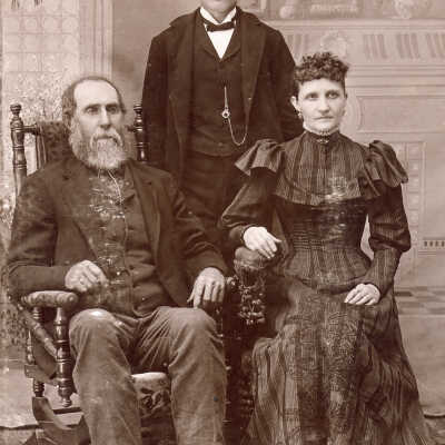 Isaac Bell Crayne and Alice (Dowell) Crayne with their son Stephen Howard Crayne