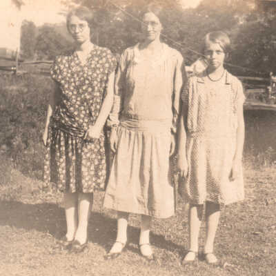 Nannie Elizabeth (McCoy) Knight and her daughters