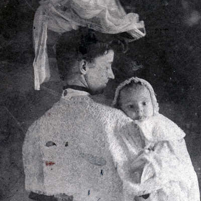 Ruth Ann (Swan) Brosius holding her daughter Marion (Brosius) Berrehsem