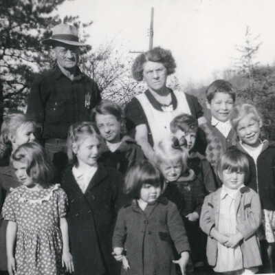 Stacy Niles Staggers and his wife, Nellie Mae (Rush) Staggers, with their grandchildren