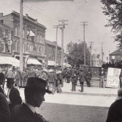 Scene of town during a trial at the Greene County Courthouse