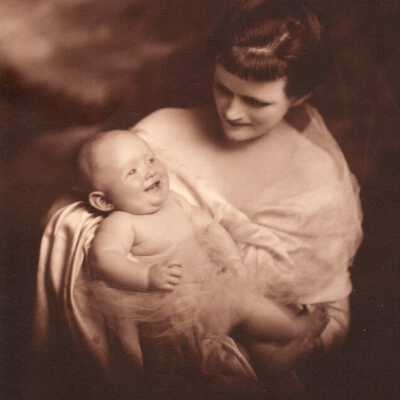 Caroline Flo "Carrie" (Croskey) Buchanan holding Kathryn Eileen (Buchanan) Wolff