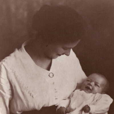 Lida May (Smith) Varner holding her son Harold Arleigh Varner